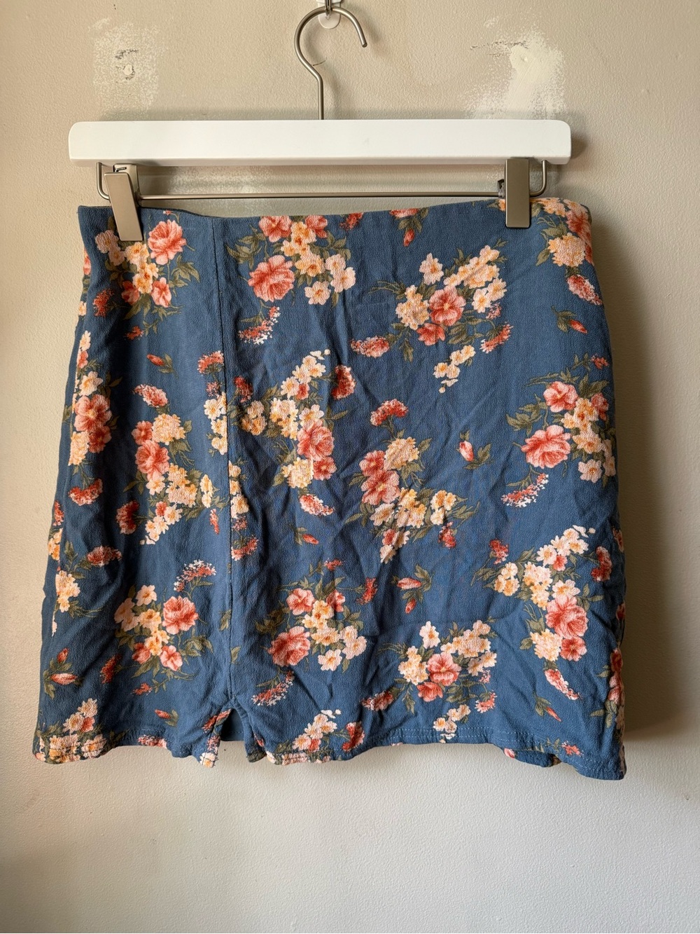 American Eagle blue floral mini skirt